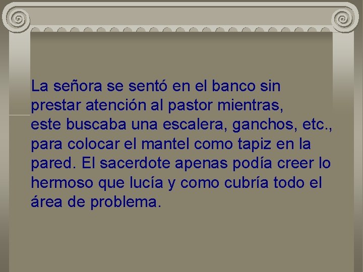 La señora se sentó en el banco sin prestar atención al pastor mientras, este