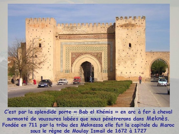 C’est par la splendide porte « Bab el Khémis » en arc à fer