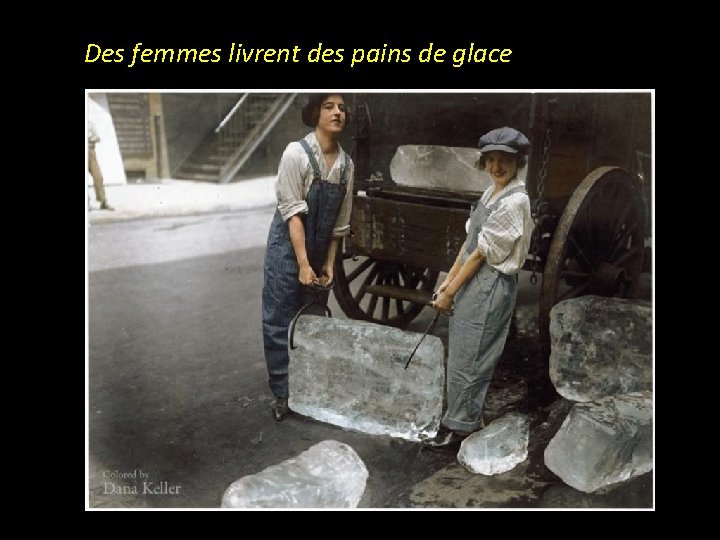 Des femmes livrent des pains de glace 