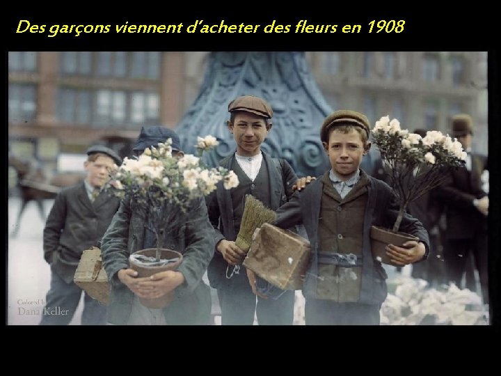 Des garçons viennent d’acheter des fleurs en 1908 