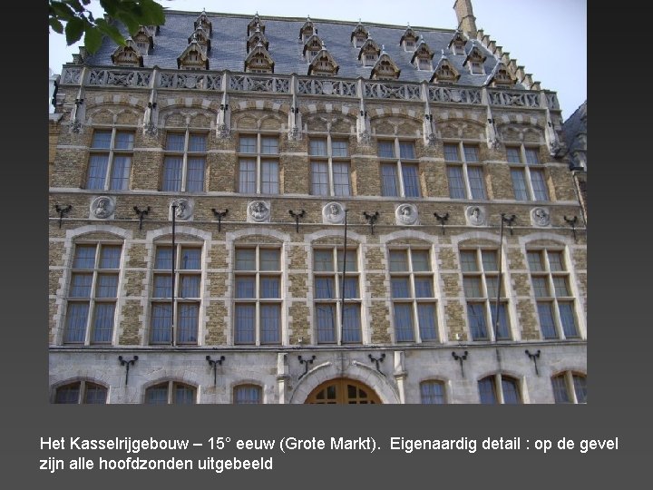 Het Kasselrijgebouw – 15° eeuw (Grote Markt). Eigenaardig detail : op de gevel zijn
