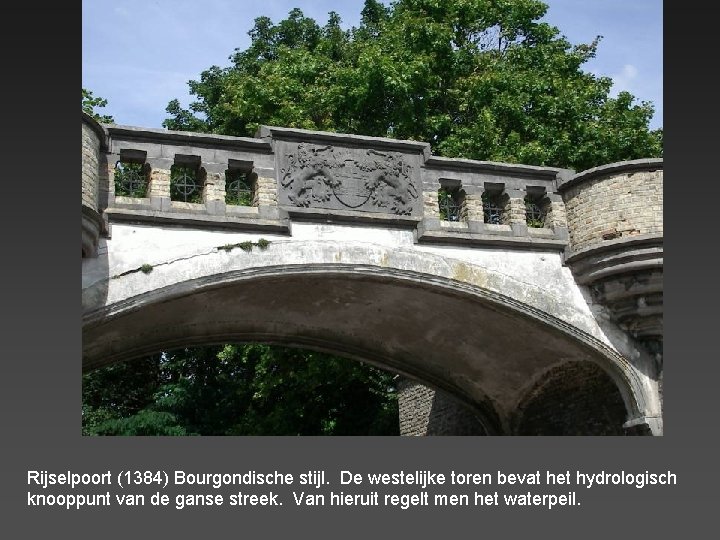 Rijselpoort (1384) Bourgondische stijl. De westelijke toren bevat het hydrologisch knooppunt van de ganse