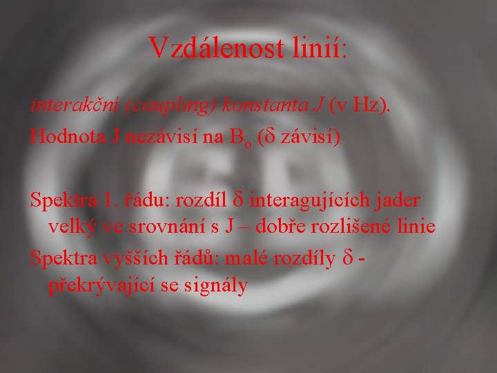 Vzdálenost linií: interakční (coupling) konstanta J (v Hz). Hodnota J nezávisí na Bo (