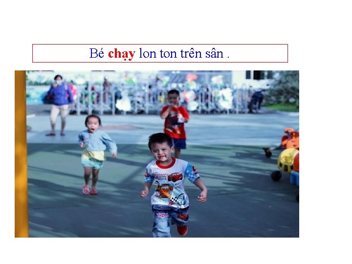 Bé chạy lon trên sân. 