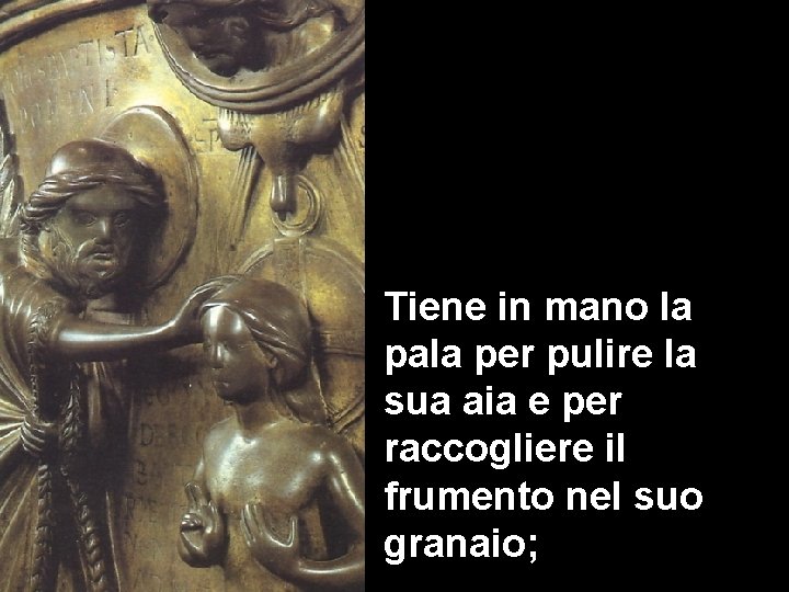 Tiene in mano la pala per pulire la sua aia e per raccogliere il Tiene in mano la pala per pulire la sua aia e per raccogliere il