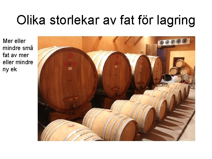 Olika storlekar av fat för lagring Mer eller mindre små fat av mer eller