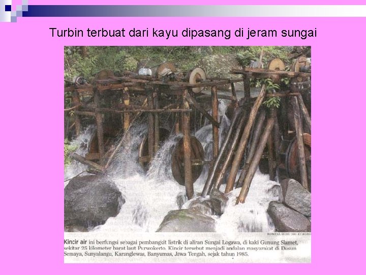 Turbin terbuat dari kayu dipasang di jeram sungai 