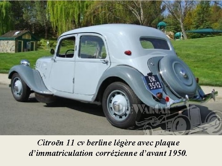 Citroën 11 cv berline légère avec plaque d’immatriculation corrézienne d’avant 1950. 
