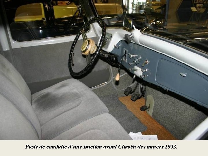 Poste de conduite d’une traction avant Citroën des années 1953. 