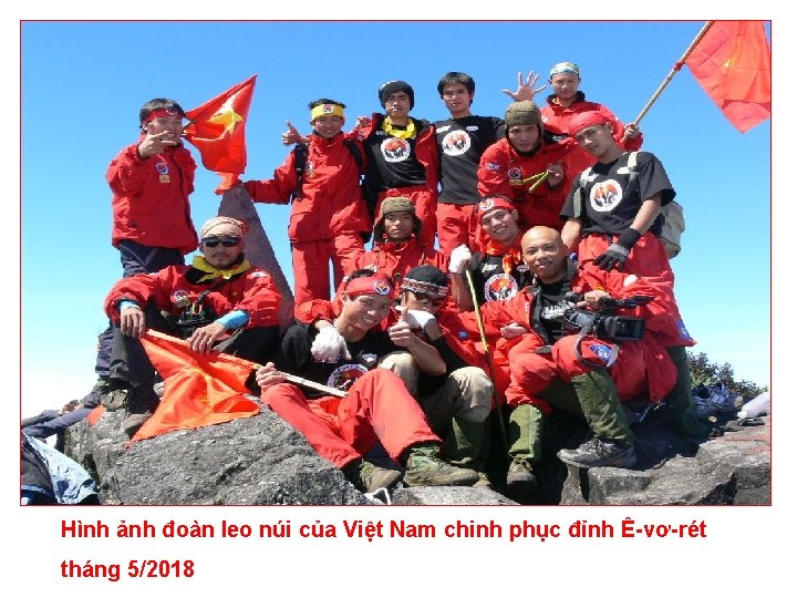 Hình ảnh đoàn leo núi của Việt Nam chinh phục đỉnh Ê-vơ-rét tháng 5/2018