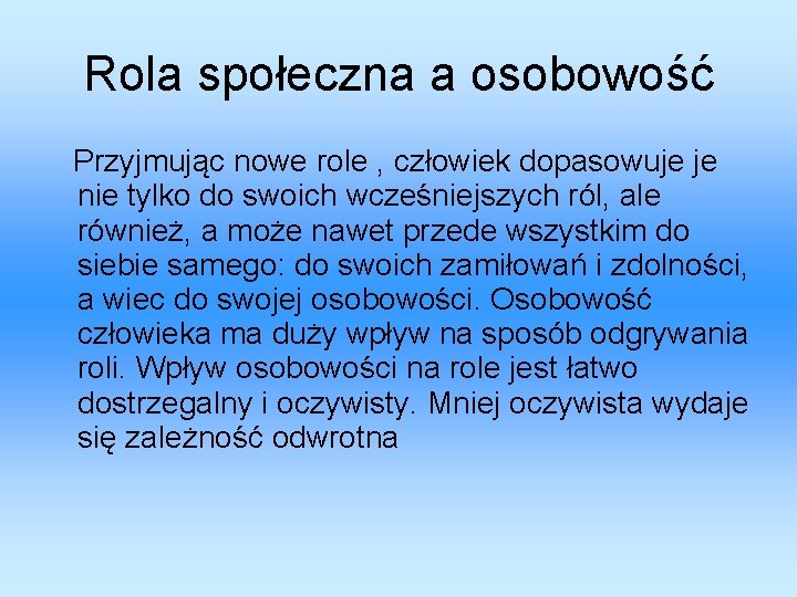Rola społeczna a osobowość Przyjmując nowe role , człowiek dopasowuje je nie tylko do