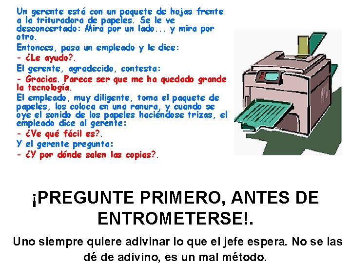 Un gerente está con un paquete de hojas frente a la trituradora de papeles.