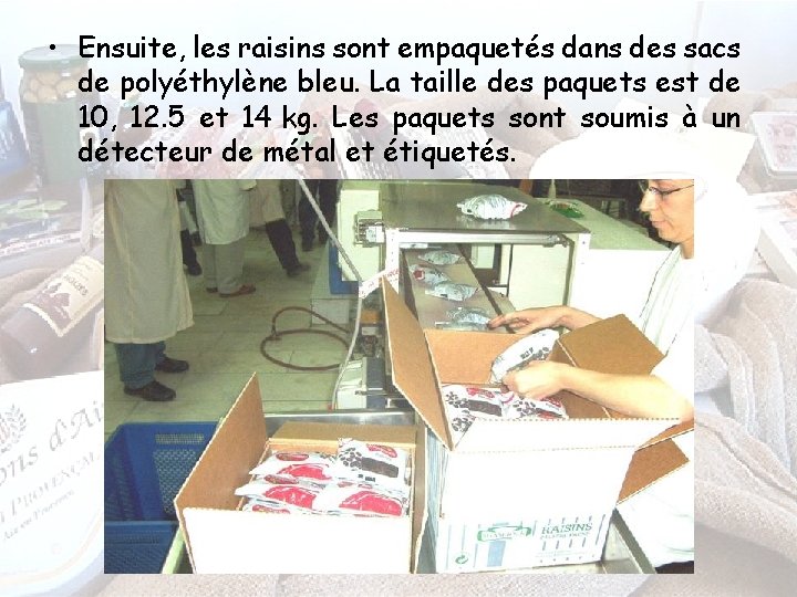  • Ensuite, les raisins sont empaquetés dans des sacs de polyéthylène bleu. La