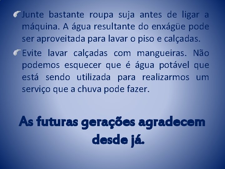 Junte bastante roupa suja antes de ligar a máquina. A água resultante do enxágüe