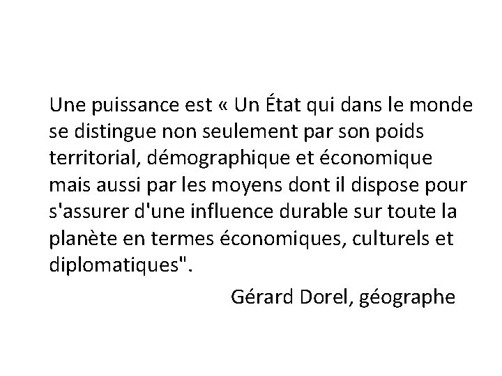 Une puissance est « Un État qui dans le monde se distingue non seulement