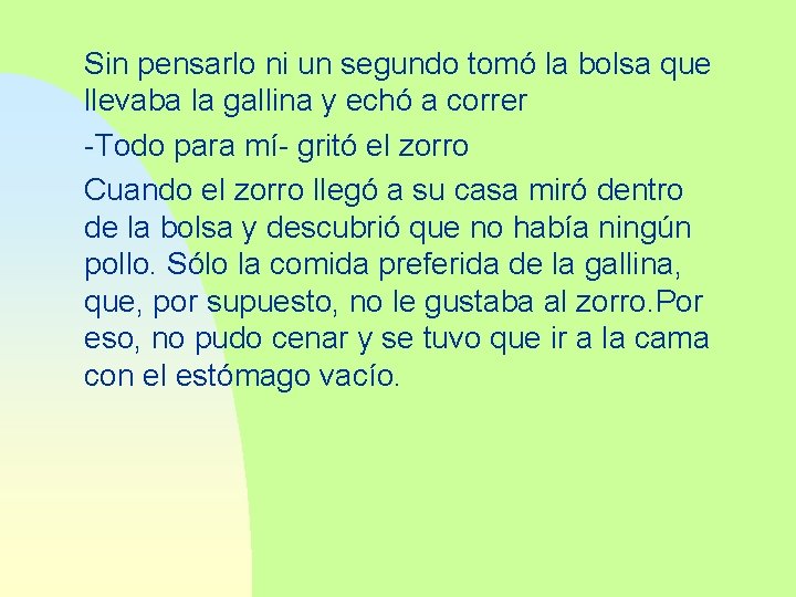 Sin pensarlo ni un segundo tomó la bolsa que llevaba la gallina y echó