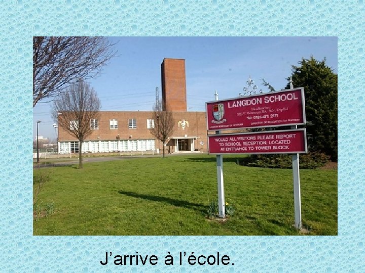 J’arrive à l’école. 