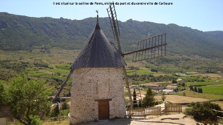 Il est situé sur la colline de Pams, visible du port et du centre
