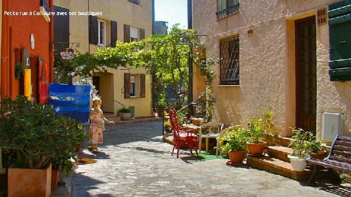 Petite rue à Collioure avec ses boutiques 