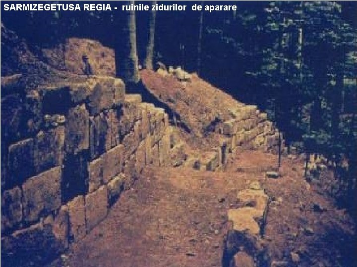 SARMIZEGETUSA REGIA - ruinile zidurilor de aparare Dacii au ridicat cetăţi întărite. 