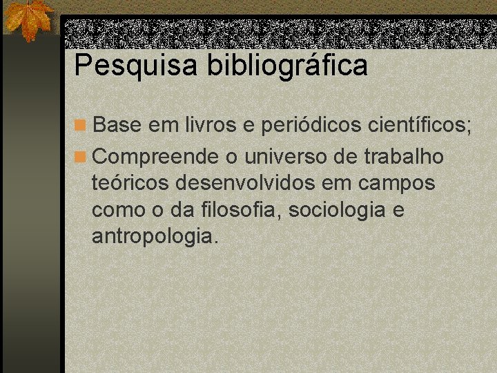 Pesquisa bibliográfica n Base em livros e periódicos científicos; n Compreende o universo de