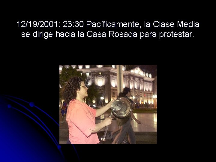 12/19/2001: 23: 30 Pacíficamente, la Clase Media se dirige hacia la Casa Rosada para
