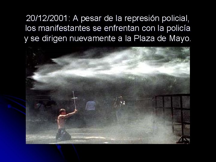 20/12/2001: A pesar de la represión policial, los manifestantes se enfrentan con la policía