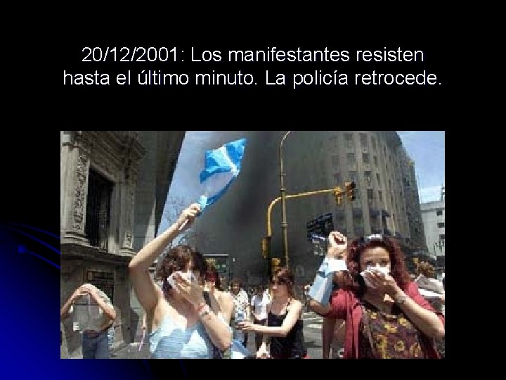 20/12/2001: Los manifestantes resisten hasta el último minuto. La policía retrocede. 