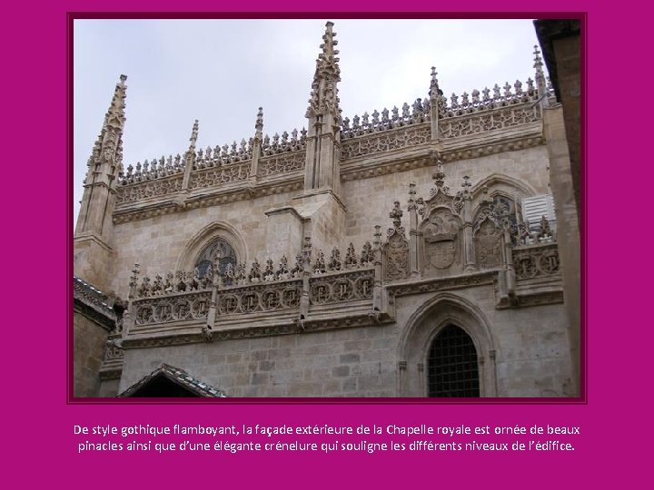 De style gothique flamboyant, la façade extérieure de la Chapelle royale est ornée de