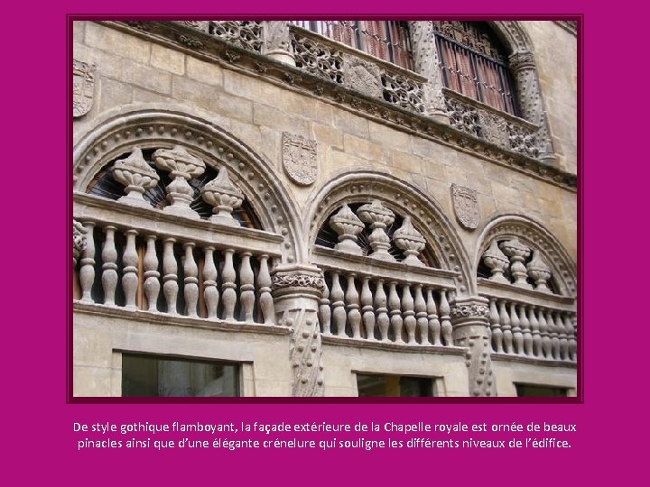 De style gothique flamboyant, la façade extérieure de la Chapelle royale est ornée de