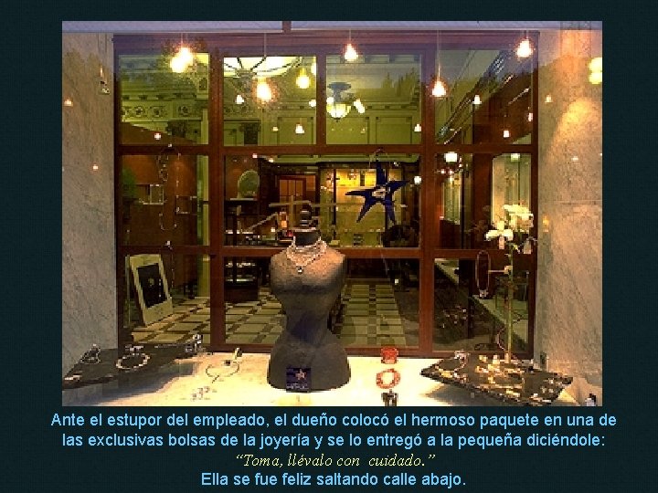 Ante el estupor del empleado, el dueño colocó el hermoso paquete en una de Ante el estupor del empleado, el dueño colocó el hermoso paquete en una de