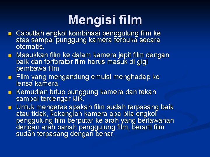 Mengisi film n n n Cabutlah engkol kombinasi penggulung film ke atas sampai punggung Mengisi film n n n Cabutlah engkol kombinasi penggulung film ke atas sampai punggung