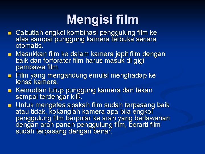 Mengisi film n n n Cabutlah engkol kombinasi penggulung film ke atas sampai punggung