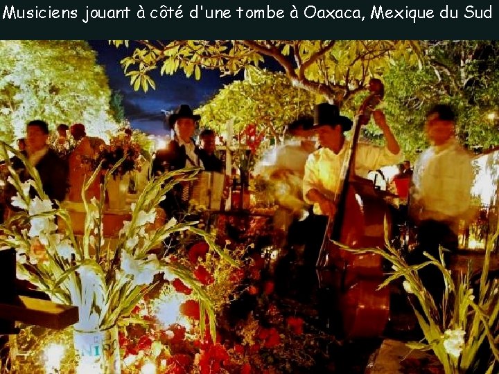 Musiciens jouant à côté d'une tombe à Oaxaca, Mexique du Sud Musiciens jouant à côté d'une tombe à Oaxaca, Mexique du Sud