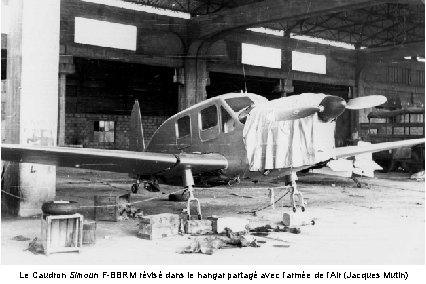 Le Caudron Simoun F-BBRM révisé dans le hangar partagé avec l’armée de l’Air (Jacques