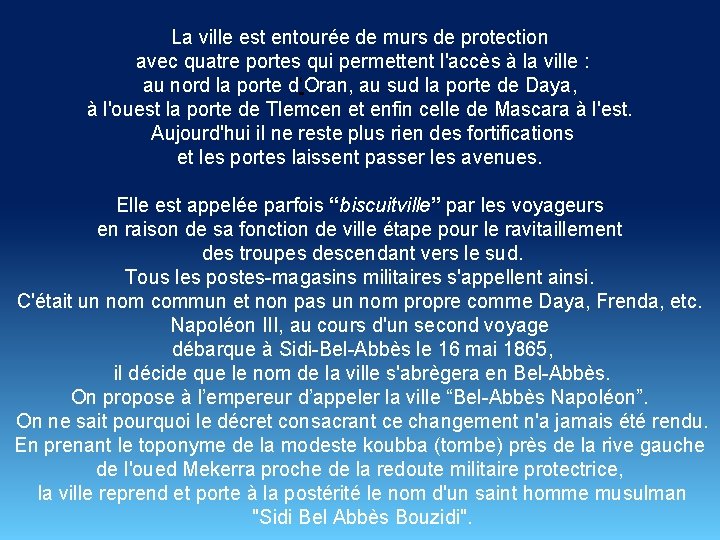 La ville est entourée de murs de protection avec quatre portes qui permettent l'accès