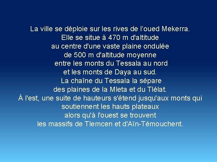 La ville se déploie sur les rives de l’oued Mekerra. Elle se situe à