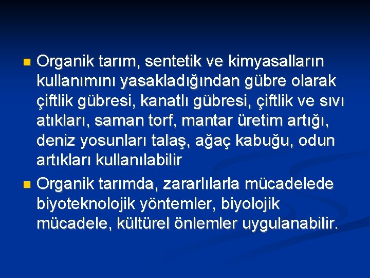 Organik tarım, sentetik ve kimyasalların kullanımını yasakladığından gübre olarak çiftlik gübresi, kanatlı gübresi, çiftlik