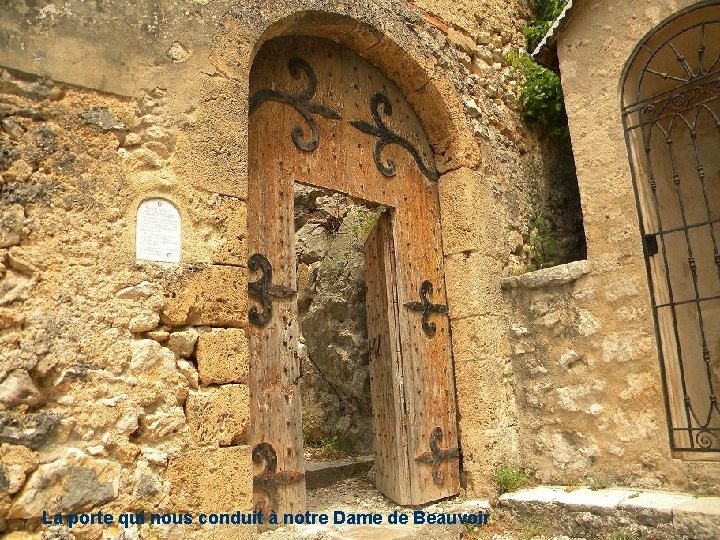 La porte qui nous conduit à notre Dame de Beauvoir 
