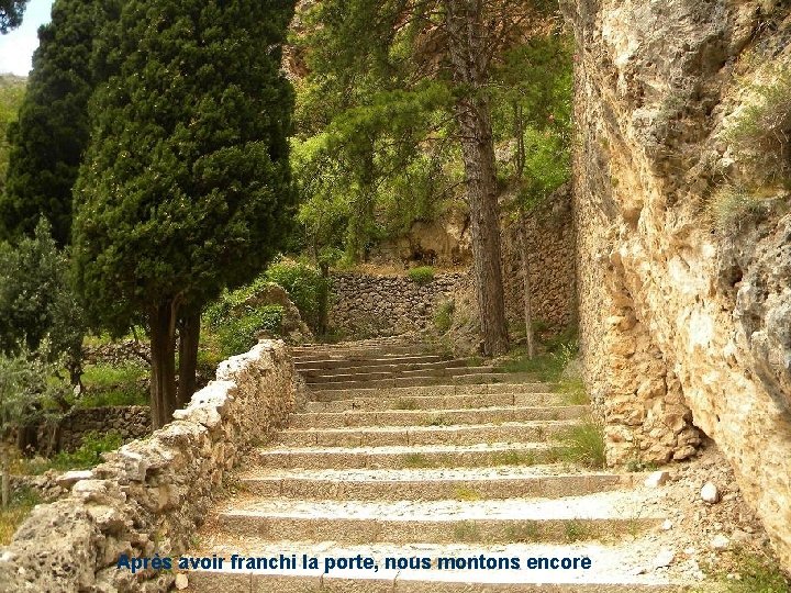 Après avoir franchi la porte, nous montons encore 