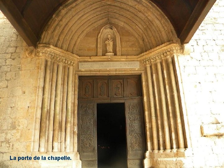 La porte de la chapelle. 
