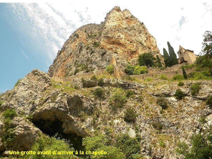 Une grotte avant d’arriver à la chapelle. 