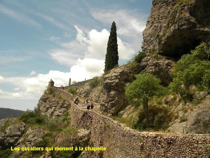 Les escaliers qui mènent à la chapelle 