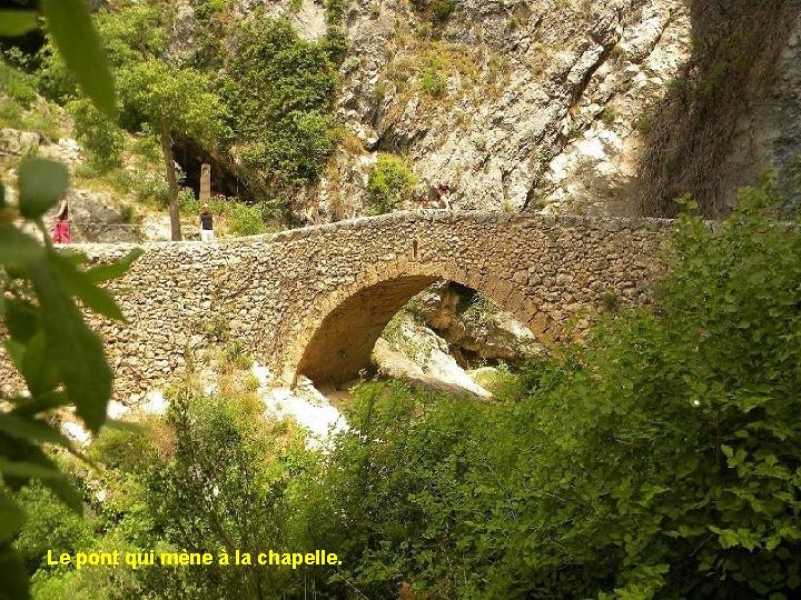 Le pont qui mène à la chapelle. 