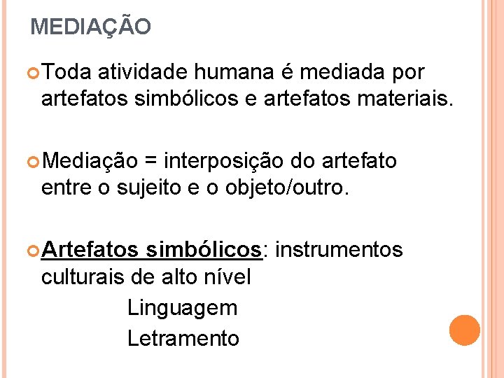 MEDIAÇÃO Toda atividade humana é mediada por artefatos simbólicos e artefatos materiais. Mediação =