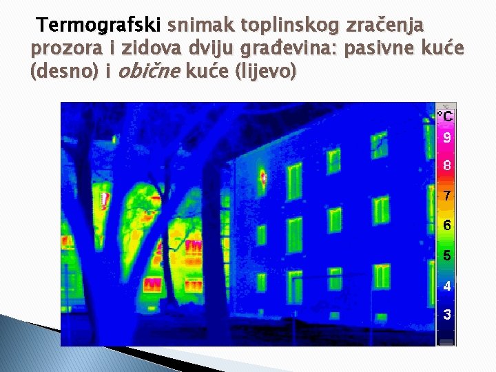 Termografski snimak toplinskog zračenja prozora i zidova dviju građevina: pasivne kuće (desno) i obične