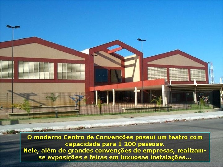 O moderno Centro de Convenções possui um teatro com capacidade para 1 200 pessoas.