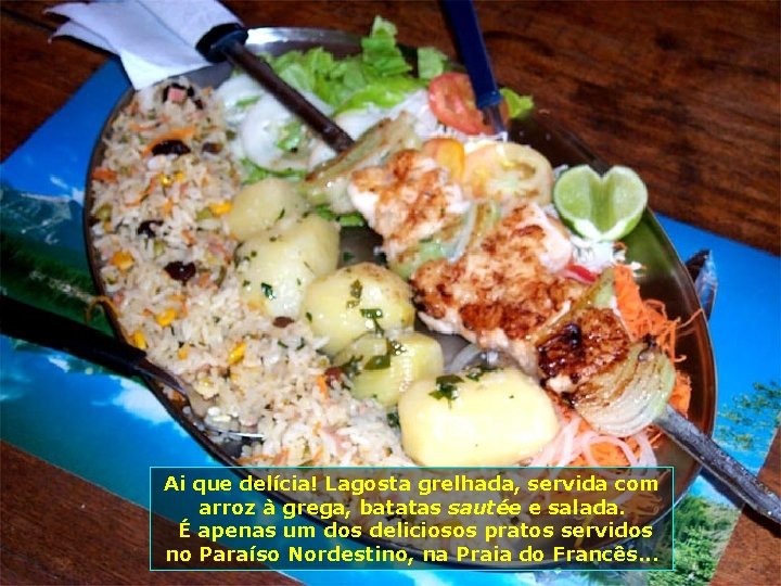 Ai que delícia! Lagosta grelhada, servida com arroz à grega, batatas sautée e salada.