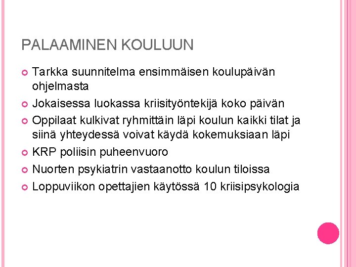 PALAAMINEN KOULUUN Tarkka suunnitelma ensimmäisen koulupäivän ohjelmasta Jokaisessa luokassa kriisityöntekijä koko päivän Oppilaat kulkivat PALAAMINEN KOULUUN Tarkka suunnitelma ensimmäisen koulupäivän ohjelmasta Jokaisessa luokassa kriisityöntekijä koko päivän Oppilaat kulkivat