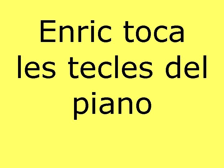 Enric toca les tecles del piano 